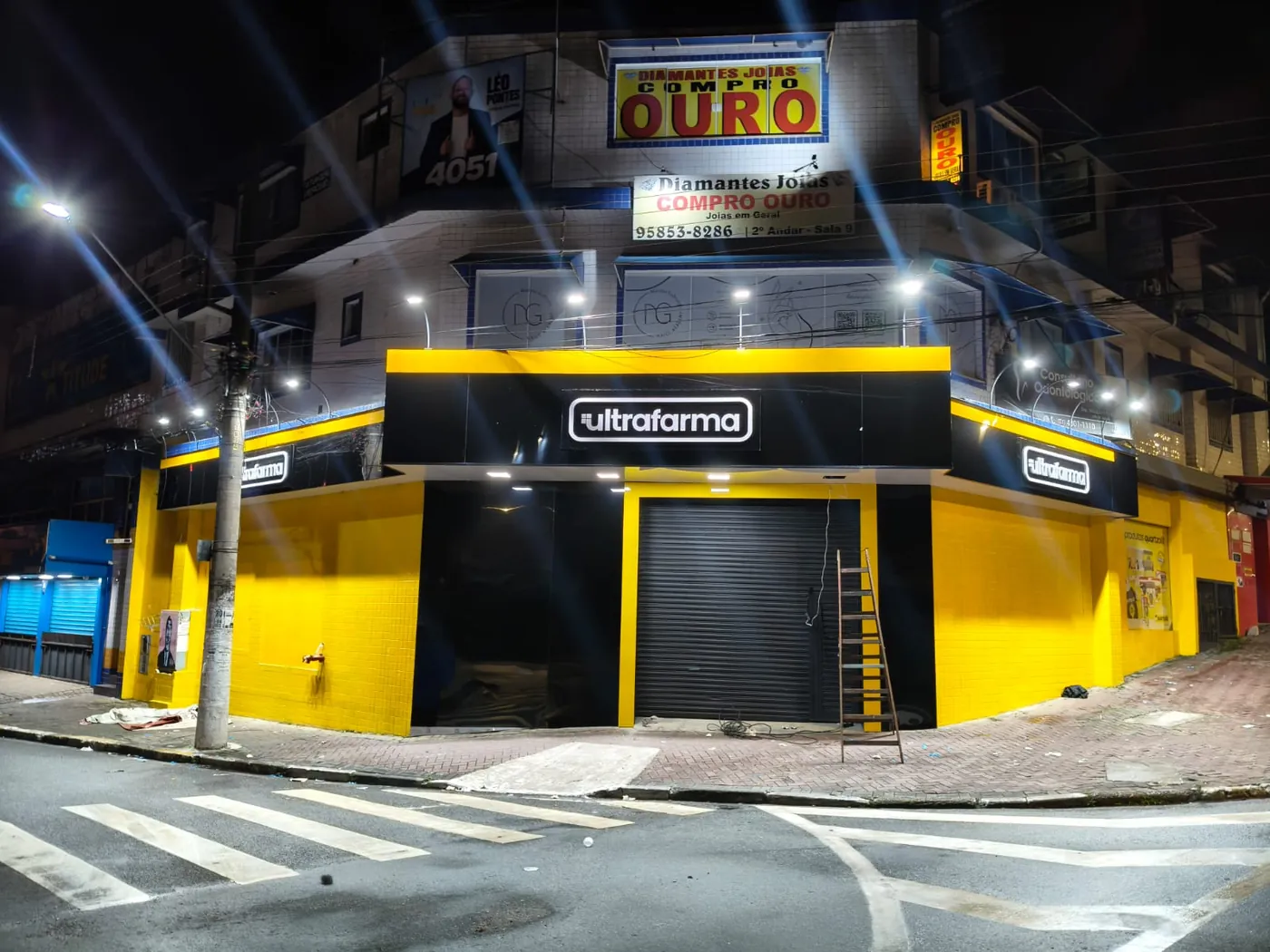 Esquina da Rua Geronymo Cayetano Garcia com a fachada amarela e preta da Ultrafarma